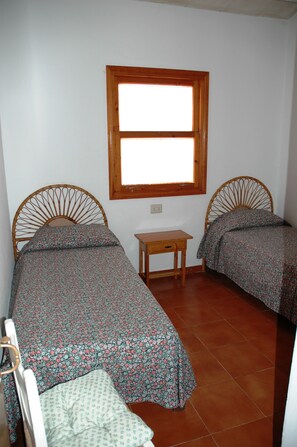Iron/ironing board, cribs/infant beds - Es Brucs (Ciutadella de Menorca)