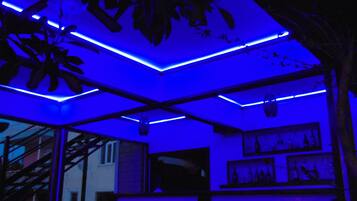 2 restaurantes, se sirven desayunos, comidas y cocina internacional