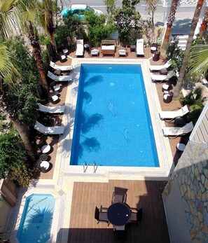Piscina externa, guarda-sóis, espreguiçadeiras