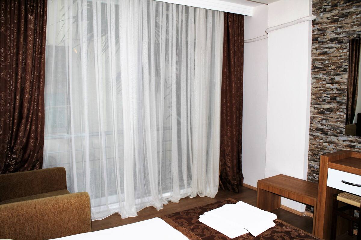 Chambre simple Standard | Minibar, coffre-fort, lit de bébé (gratuit), literie fournie