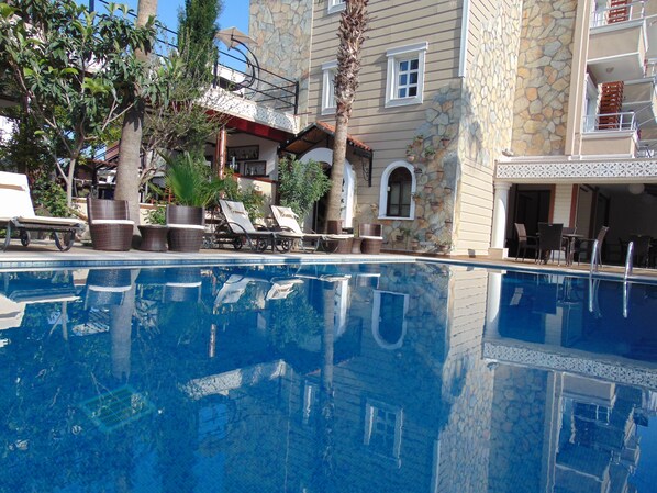 Piscine extérieure, parasols de plage, chaises longues