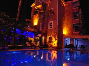 Piscina externa, guarda-sóis, espreguiçadeiras