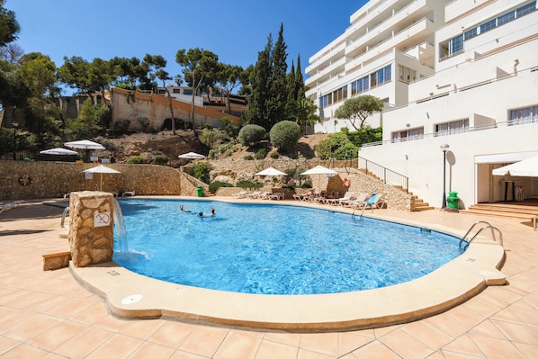 2 albercas al aire libre