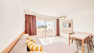 Superior Apartment, 2 Bedrooms, Balcony, Sea View | Private kitchen | Electric kettle