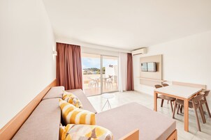 Apartamento superior, 2 habitaciones, balcón, vistas al mar | Cocina privada | Hervidor eléctrico