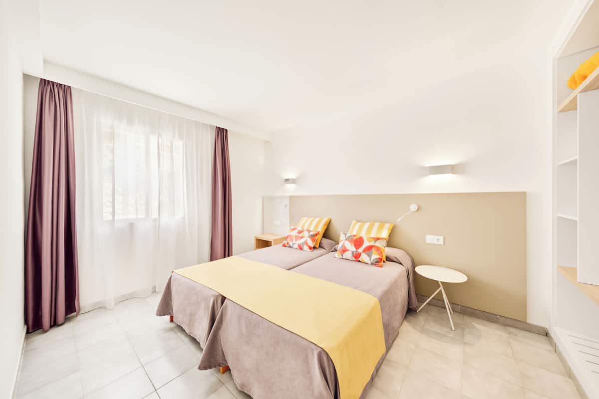 Superior Apartment, 2 Bedrooms, Balcony, Sea View | 1 bilik tidur, langsir/tirai gelap terus, katil bayi/kot (percuma)