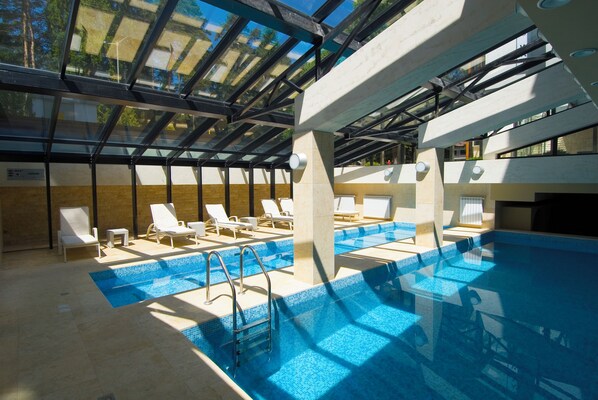 Una piscina techada, una piscina al aire libre