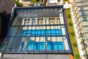 Una piscina cubierta, una piscina al aire libre