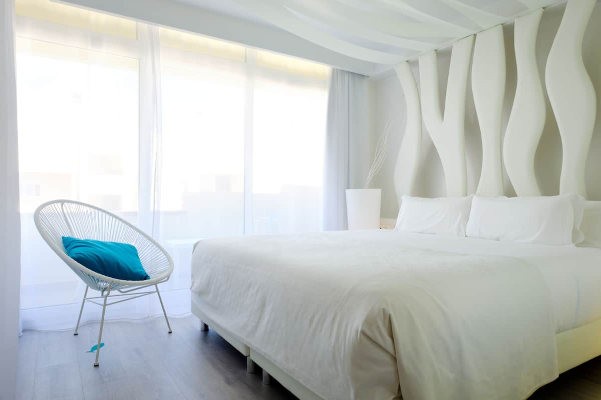 1 habitación, escritorio, cortinas blackout y ropa de cama