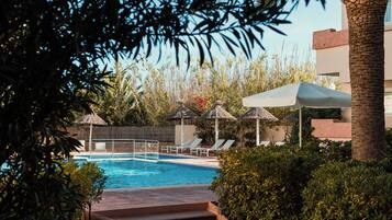 Hồ bơi ngoài trời, mở cửa từ 9:30 đến 21:30, dù/ô trên bãi biển/hồ bơi