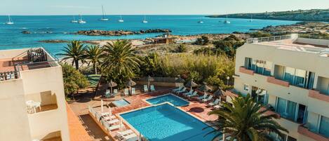 Außenpool, geöffnet von 09:30 Uhr bis 21:30 Uhr, Sonnenschirme