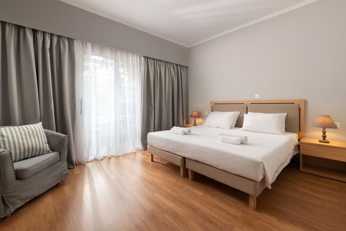 Habitación doble | Caja de seguridad en la habitación y escritorio