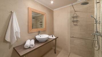 Double Room | Bathroom | Free toiletries, hair dryer, towels