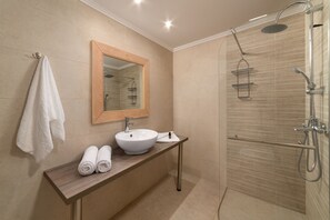 Habitación doble | Baño | Artículos de higiene personal gratuitos, secador de pelo y toallas