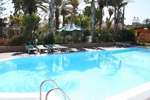 Una piscina al aire libre