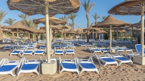 Sun loungers, beach umbrellas, beach towels - Cataract Layalina Hotel (Sharm El Sheikh)