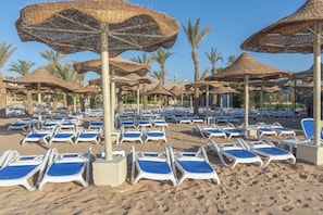 Plage privée, chaises longues, parasols, serviettes de plage