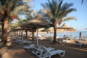 Private beach, sun loungers, beach umbrellas, beach towels - Cataract Layalina Hotel (Sharm El Sheikh)