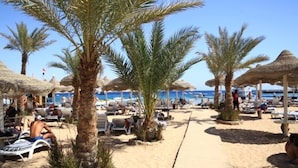 Sun loungers, beach umbrellas, beach towels - Cataract Layalina Hotel (Sharm El Sheikh)