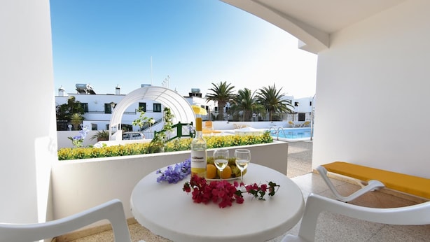 Outdoor dining - Apartamentos Isabel (Tias)