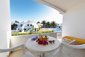 Outdoor dining - Apartamentos Isabel (Tias)