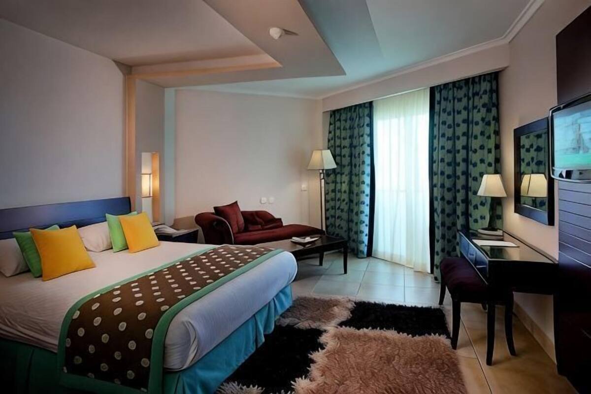 Hypo-allergenic bedding, minibar, in-room safe, soundproofing