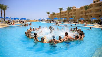 2 piscines extérieures, chaises longues