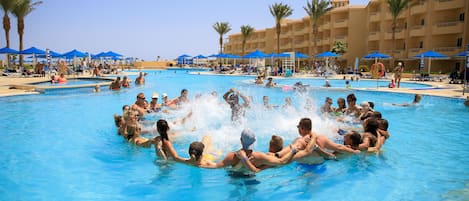 2 piscines extérieures, chaises longues