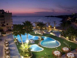 2 outdoor pools, sun loungers