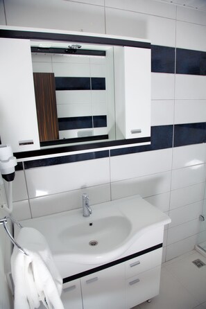 Shower, free toiletries, hair dryer, towels - Konakli Nergis Hotel (Alanya)