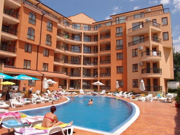 Una piscina al aire libre de temporada