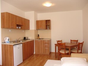Comfort Apartment, 1 Bedroom, Kitchenette | Private kitchen | Fridge, electric kettle, toaster, cookware/dishes/utensils