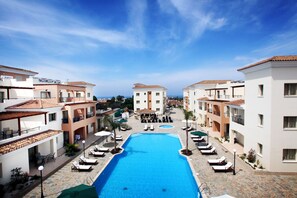 Outdoor pool - Oracle Exclusive Resort (Paphos)
