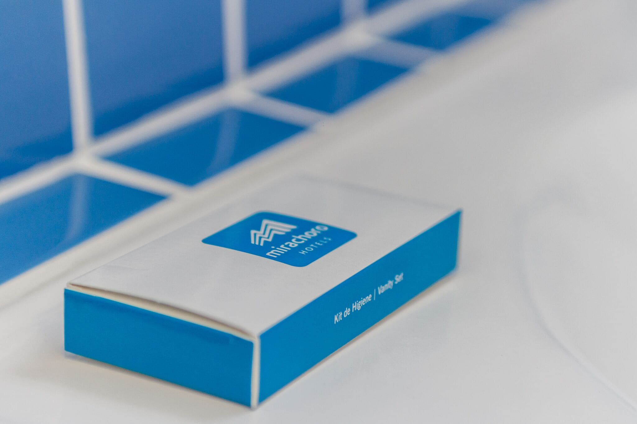 Una caja azul y blanca con el logotipo del Hotel Mirachore y la indicación de que es un kit de higiene.