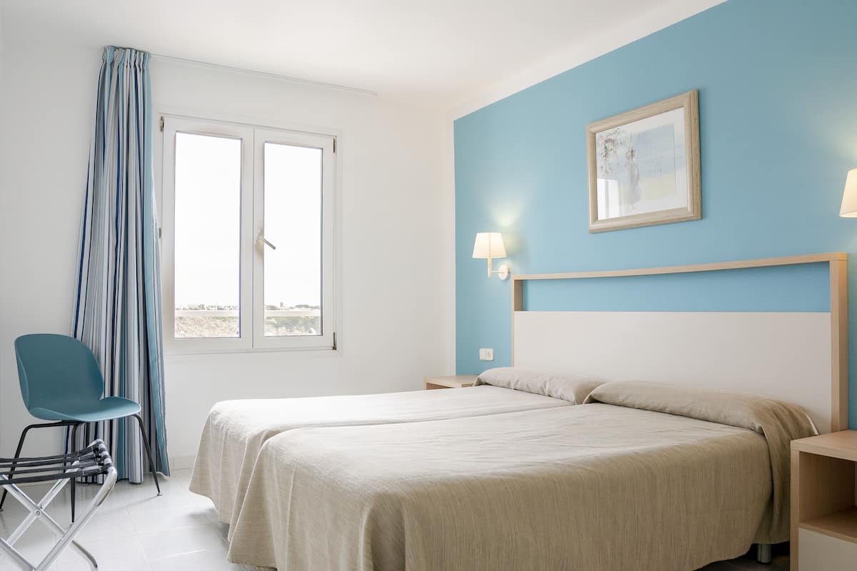 Eenvoudig appartement, 2 slaapkamers | 2 slaapkamers, een bureau, gratis babybedden, gratis wifi