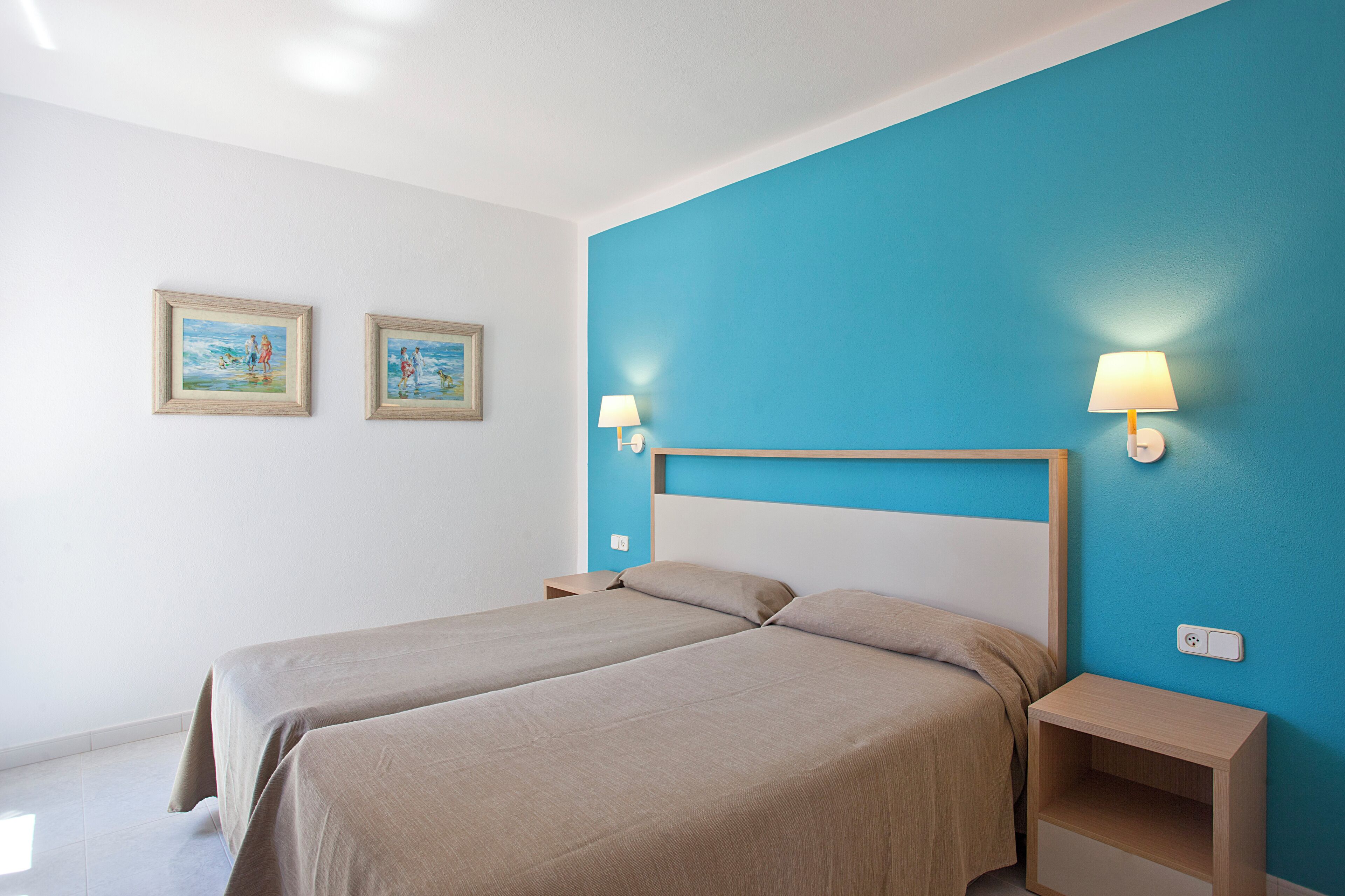 Desk, free cribs/infant beds, free WiFi, bed sheets