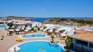 A resort with multiple swimming pools, sun loungers, and a view of the sea. - Aparthotel Seth Isla Paraiso (Mercadal)