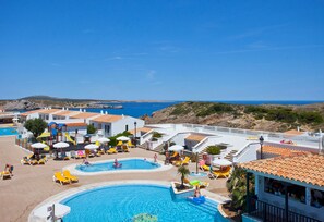 Εποχική εξωτερική πισίνα, ομπρέλες πισίνας, ξαπλώστρες