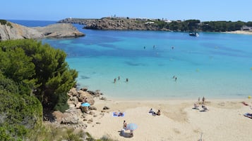 Playa en los alrededores y playa de arena blanca 