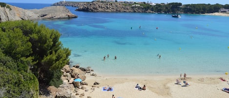 Nära stranden och vit sandstrand