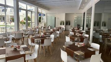 Breakfast, lunch and dinner served