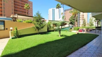 Minibar, tabla de planchar con plancha, cunas (de pago) y wifi