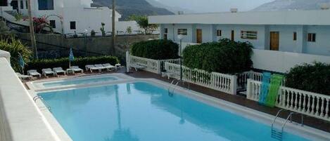 Una piscina al aire libre