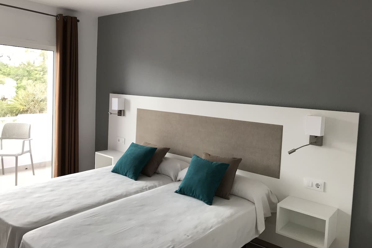 Double or Twin Room, Balcony | In-room safe, desk, WiFi (free)