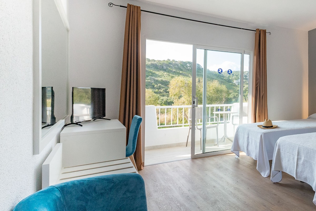Camera tripla, balcone | Una cassaforte in camera, una scrivania, Wi-Fi gratuito