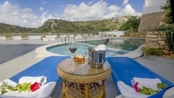 Piscina all'aperto, lettini