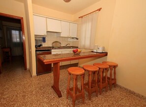 Fridge, microwave, stovetop, coffee/tea maker - Apartamentos Acuario Sol (Tías)