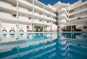 Outdoor pool, sun loungers - Apartamentos La Kiki (Sant Antoni de Portmany)