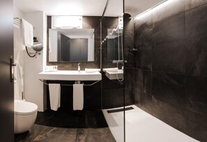 Amenidades de baño gratuitas, secadora de cabello, bidet, toallas 