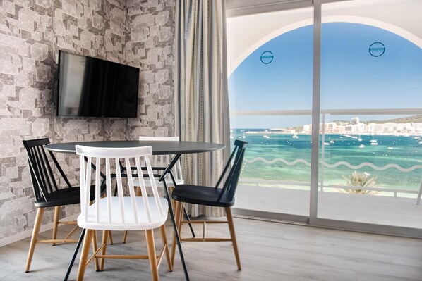 In-room safe, individually decorated, desk, blackout drapes - Apartamentos La Kiki (Sant Antoni de Portmany)